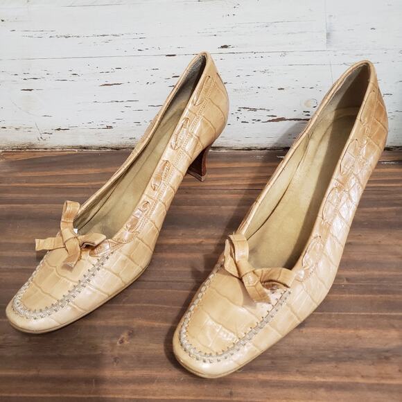 Stuart Weitzman Leather Alligator Nude Kitten Heel Bow Pumps 8 - Picture 2 of 12